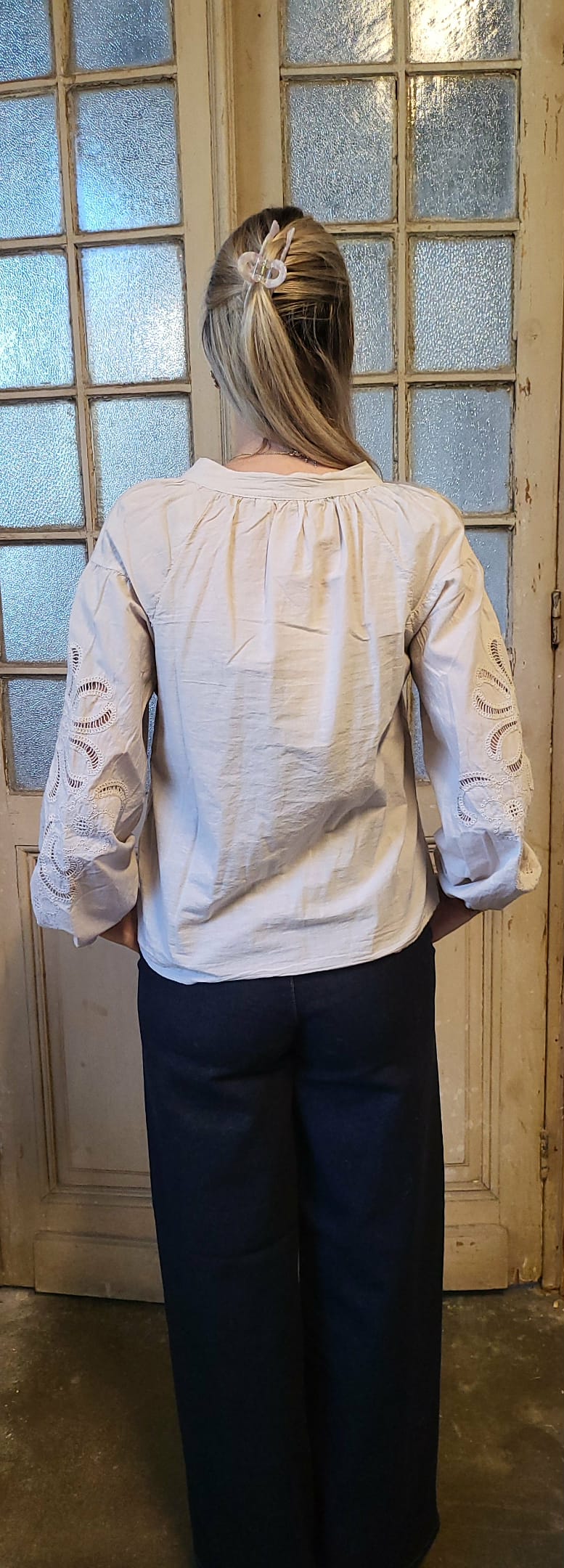 Blus med vacker brodyr