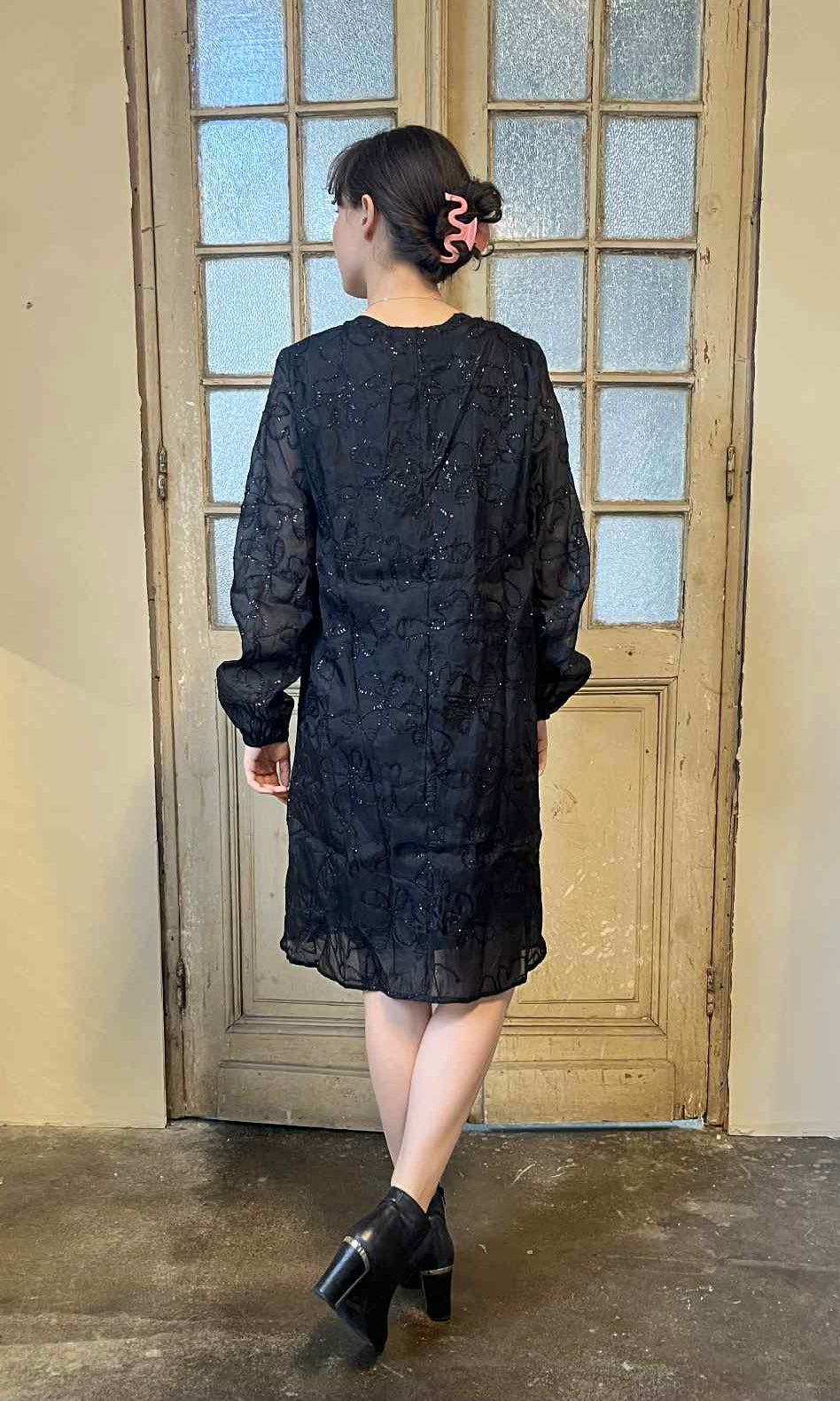 Festklänning med glittriga blommor