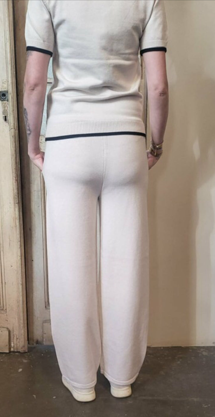 Sköna slätstickade byxor med fickor