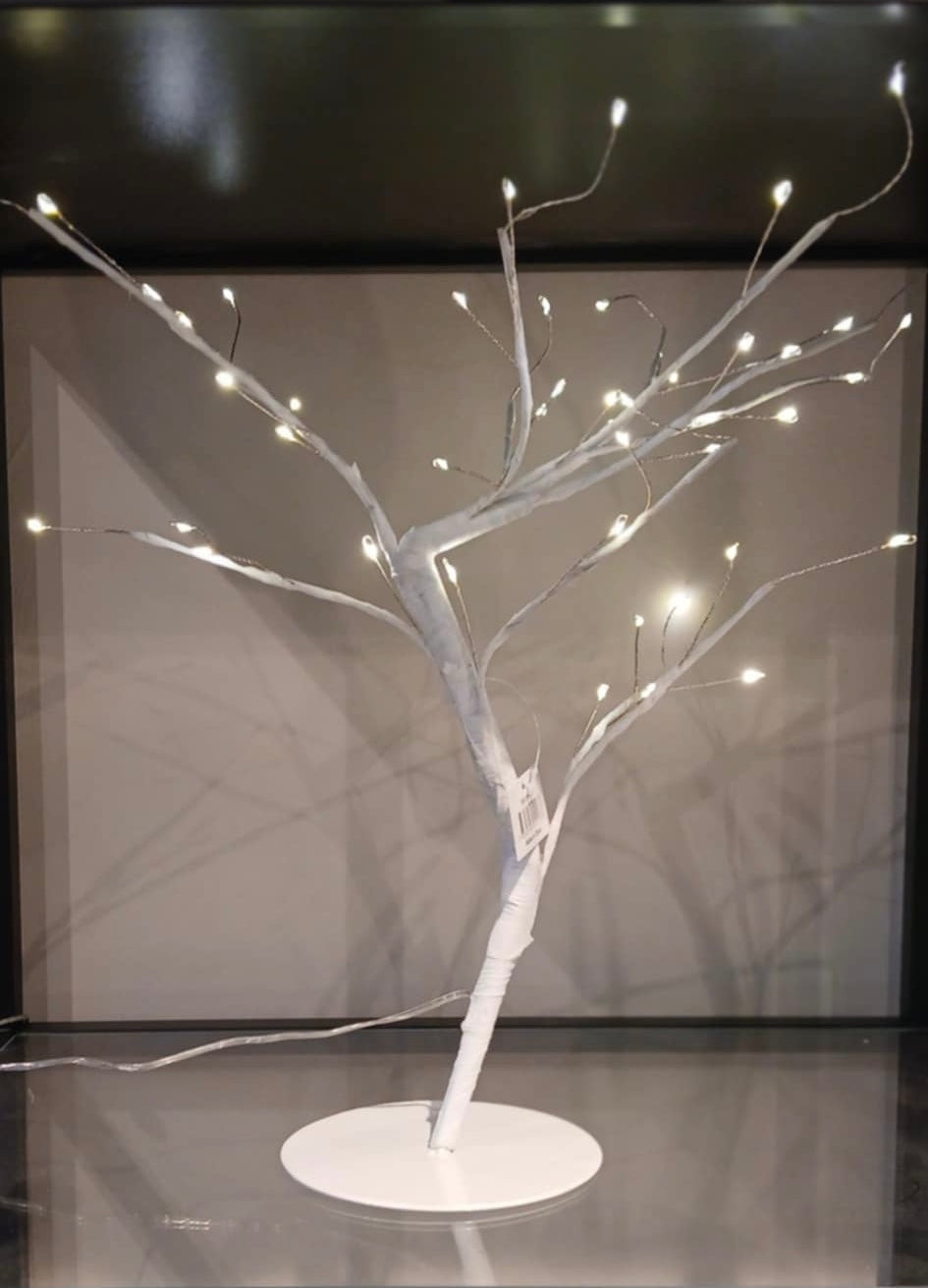 Vackert dekorationsträd med ljusslinga