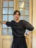 Vacker blus med glittriga blommor