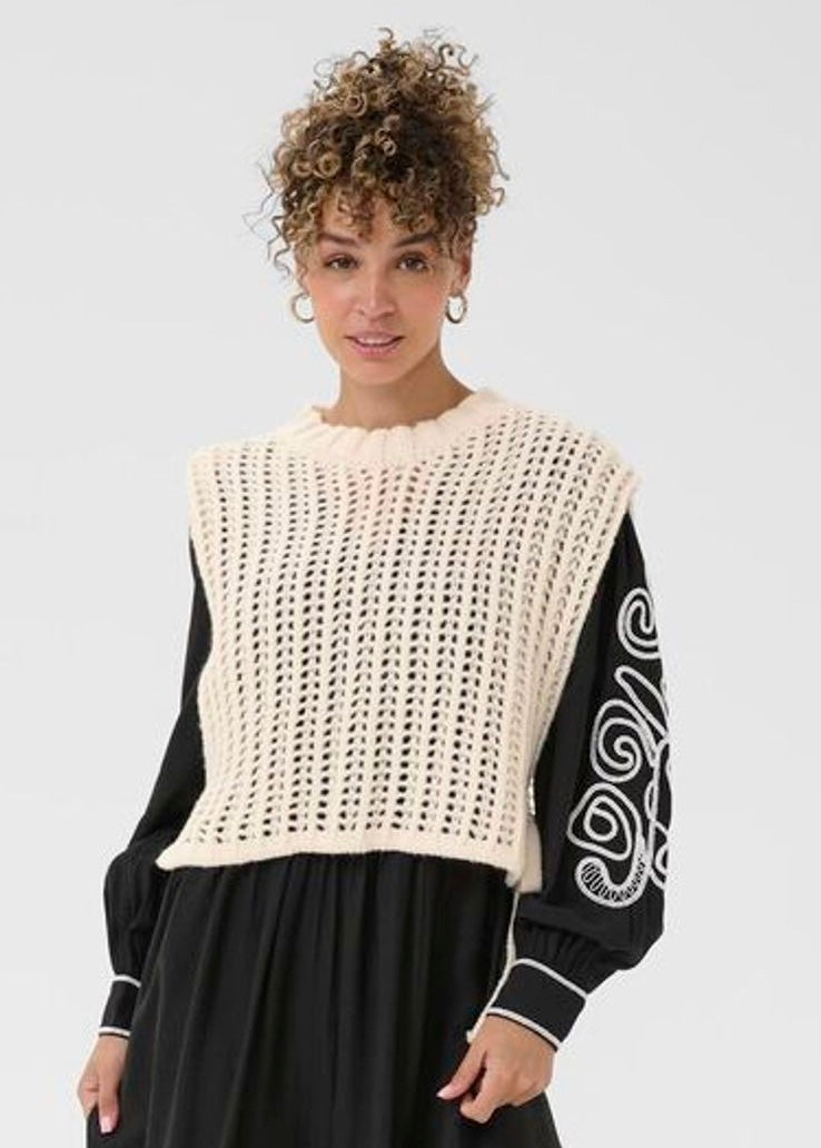 Grovstickad väst med knytband