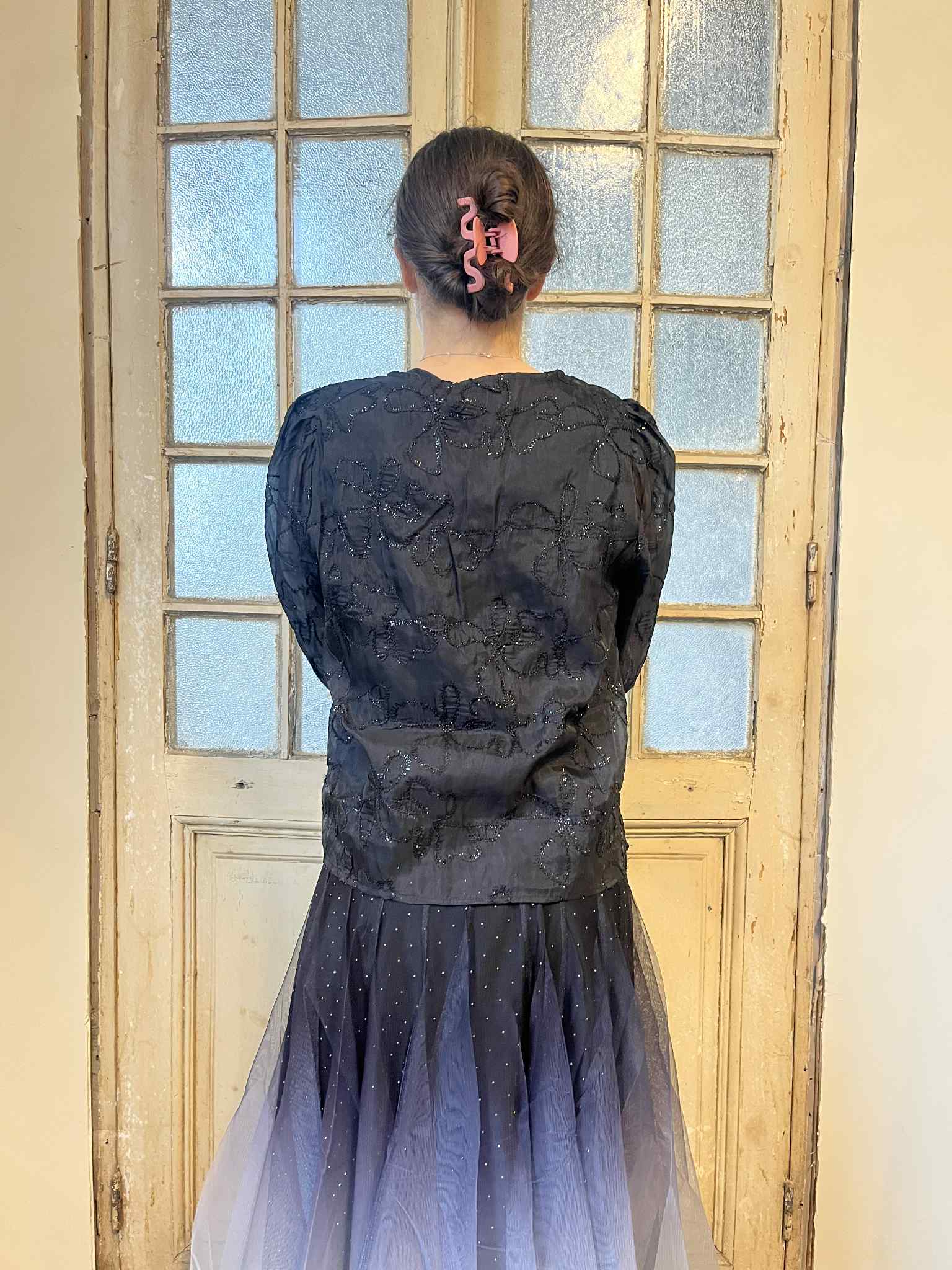 Vacker blus med glittriga blommor