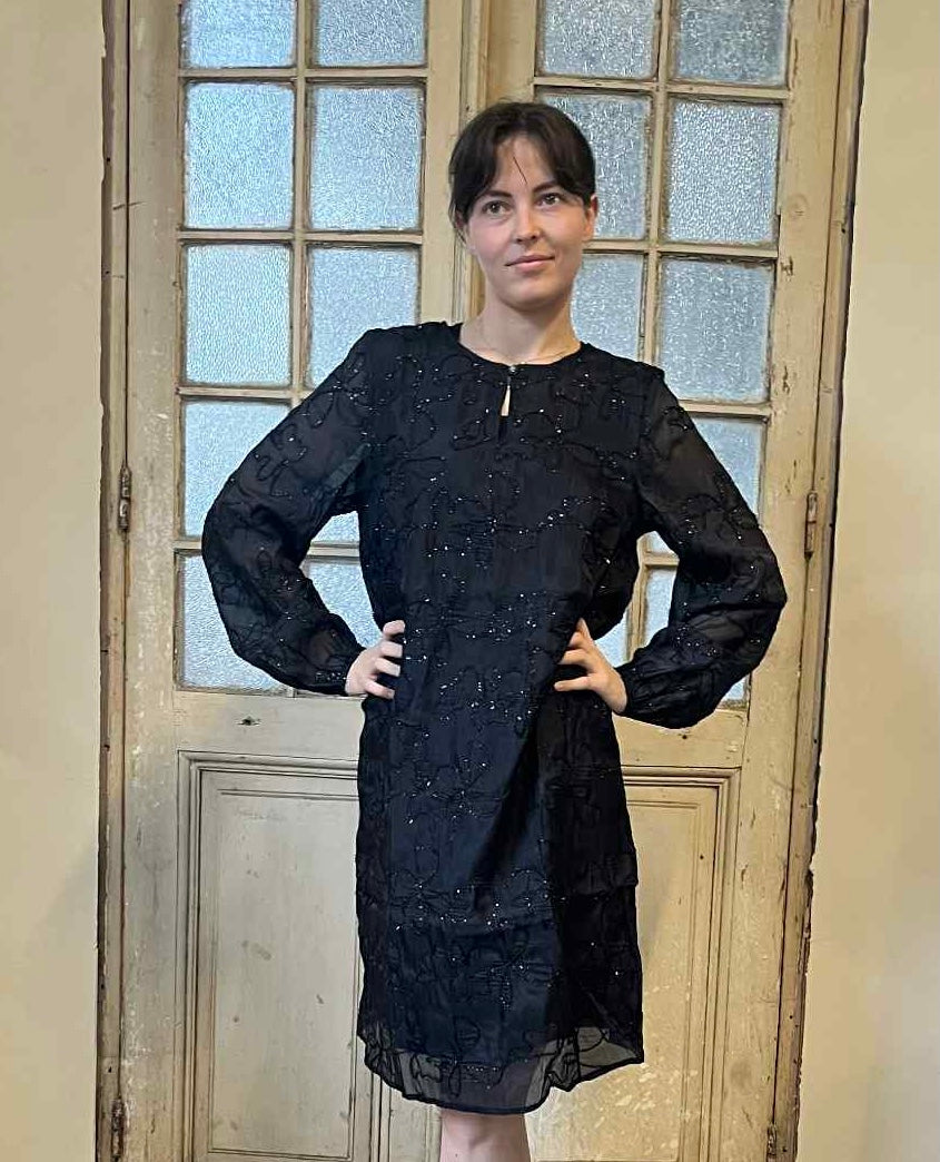 Festklänning med glittriga blommor