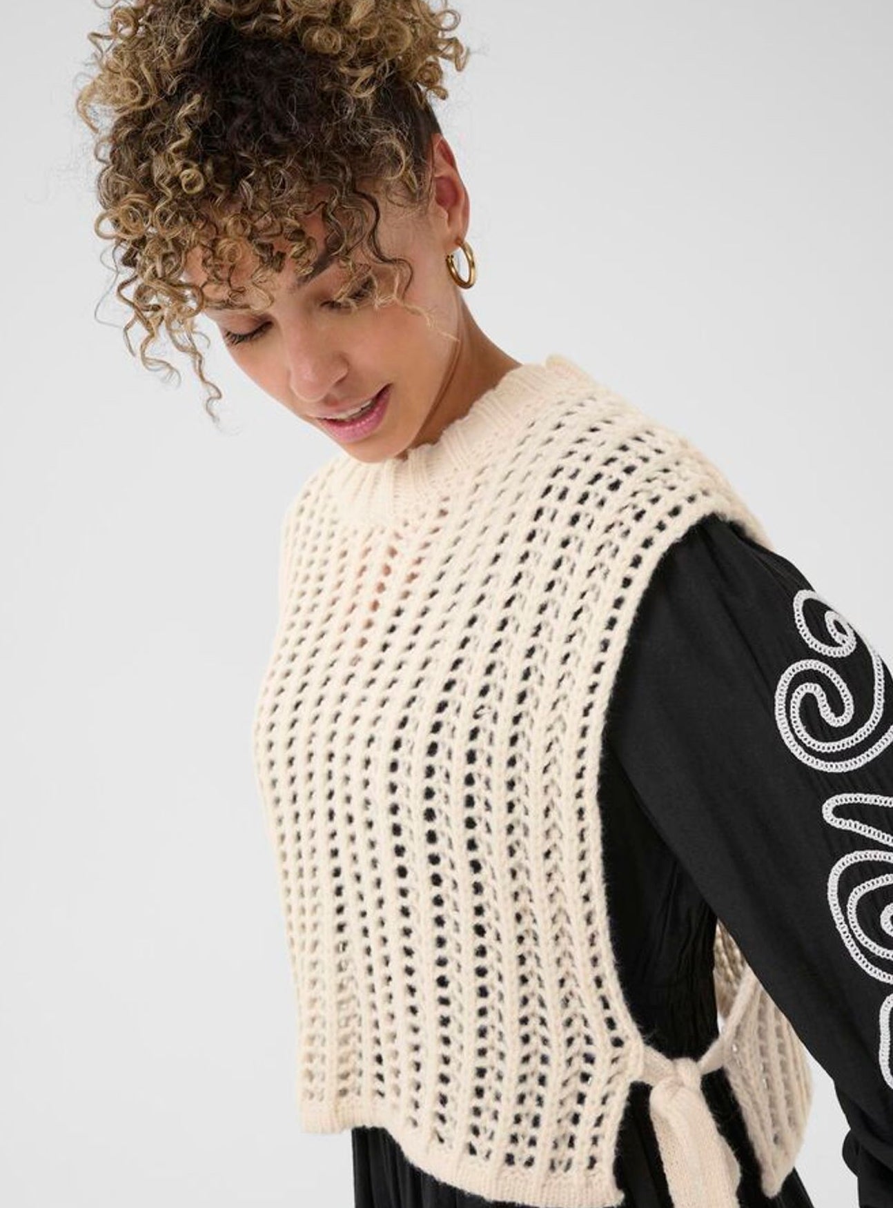 Grovstickad väst med knytband