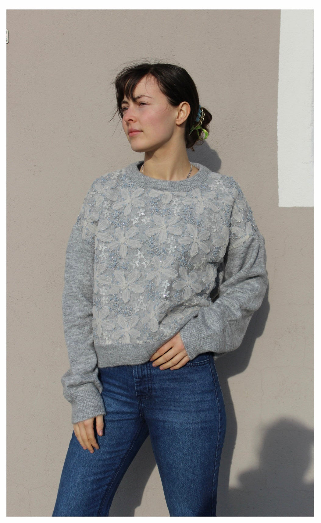 Stickad tröja med blommor