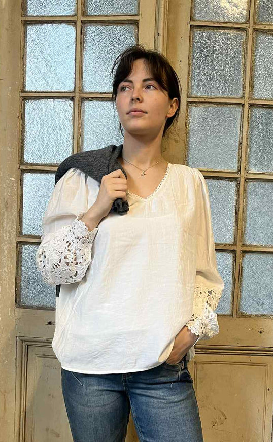 Vacker v-ringad spetsblus