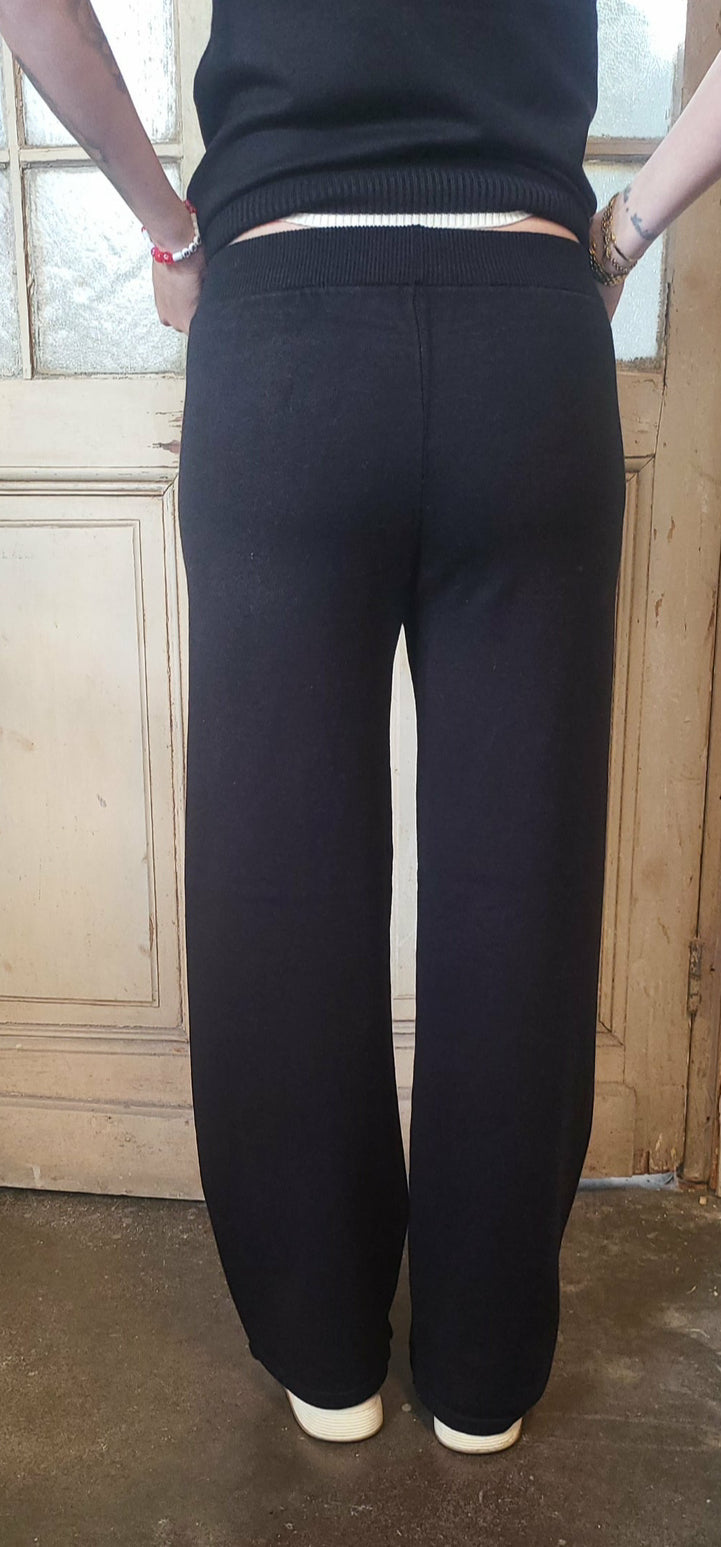 Sköna slätstickade byxor med fickor