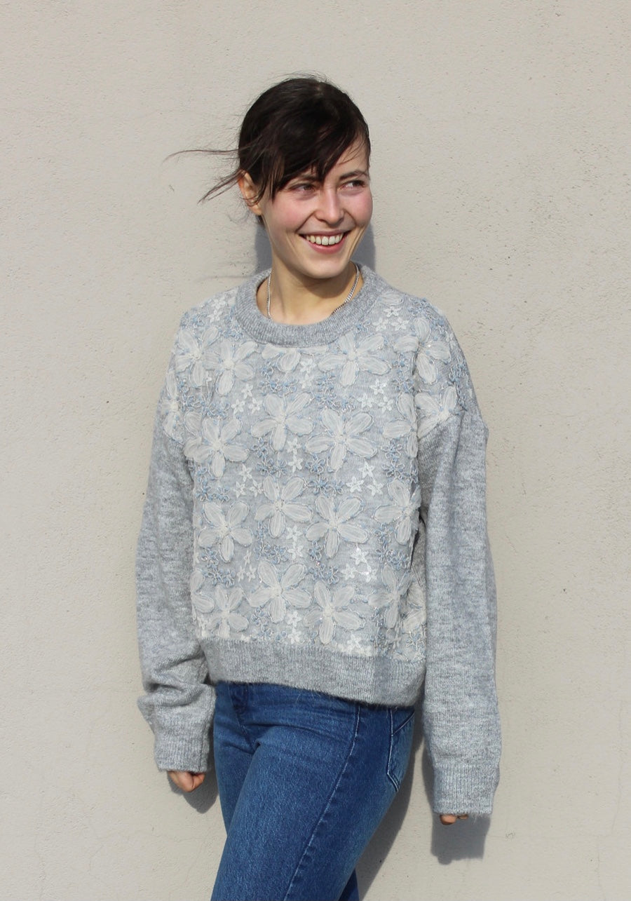 Oversize tröja med tyll blommor