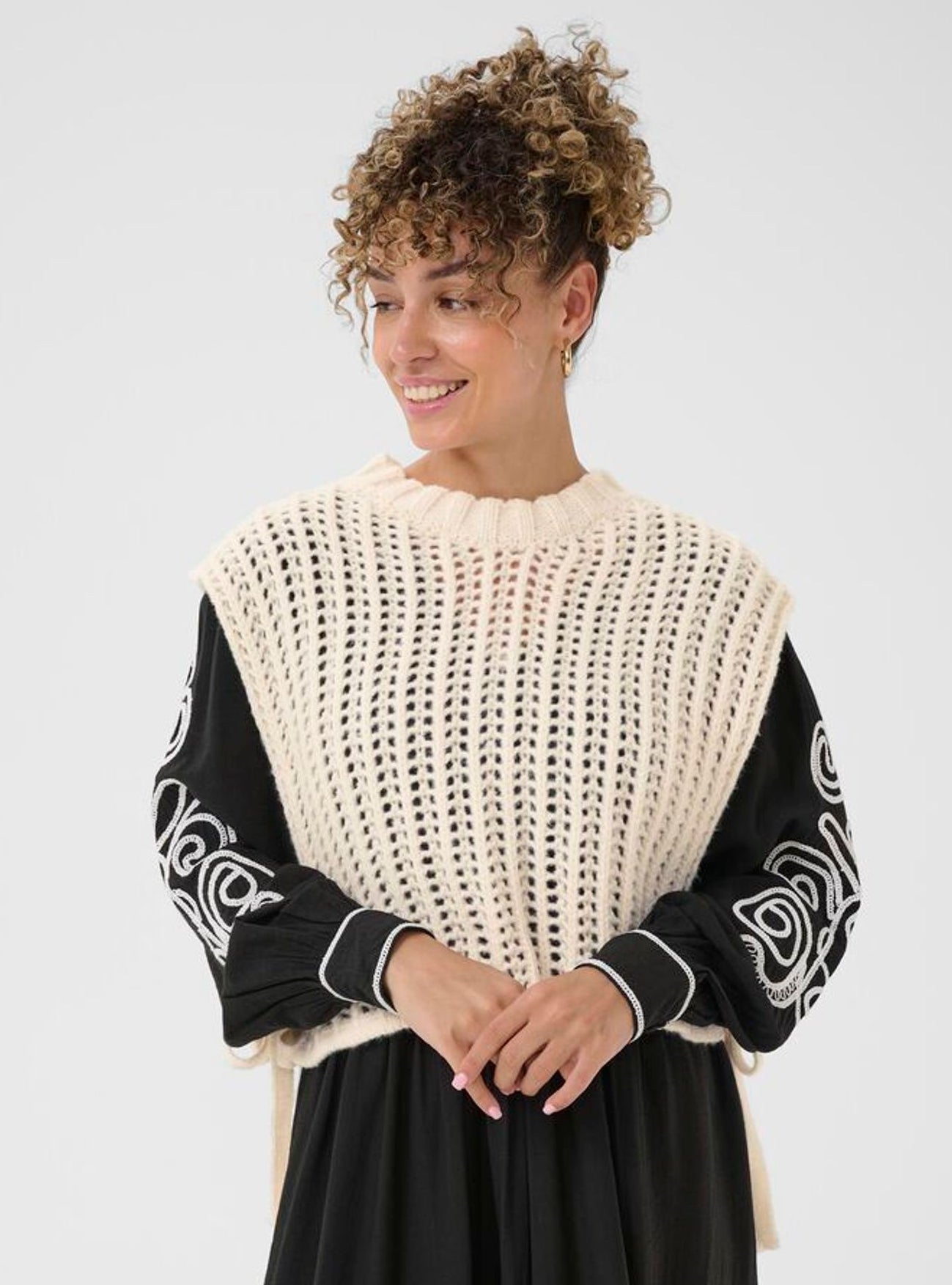 Grovstickad väst med knytband