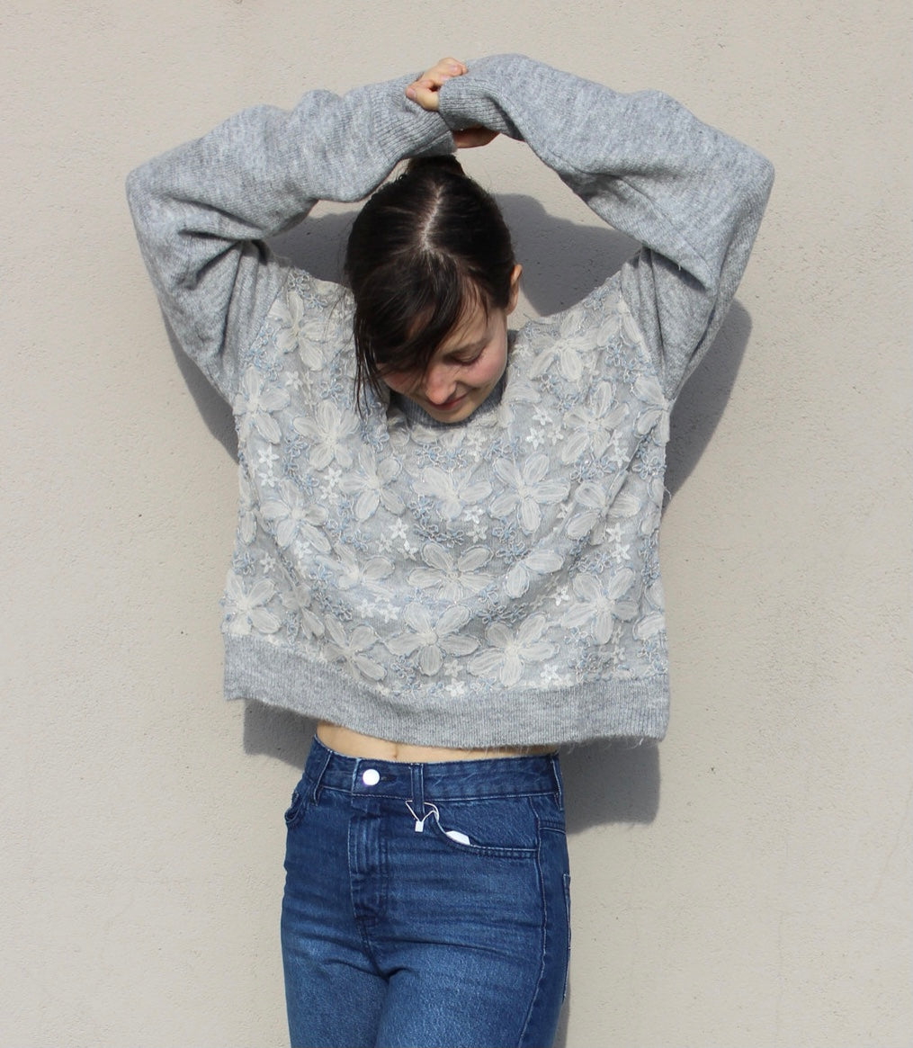 Oversize tröja med tyll blommor
