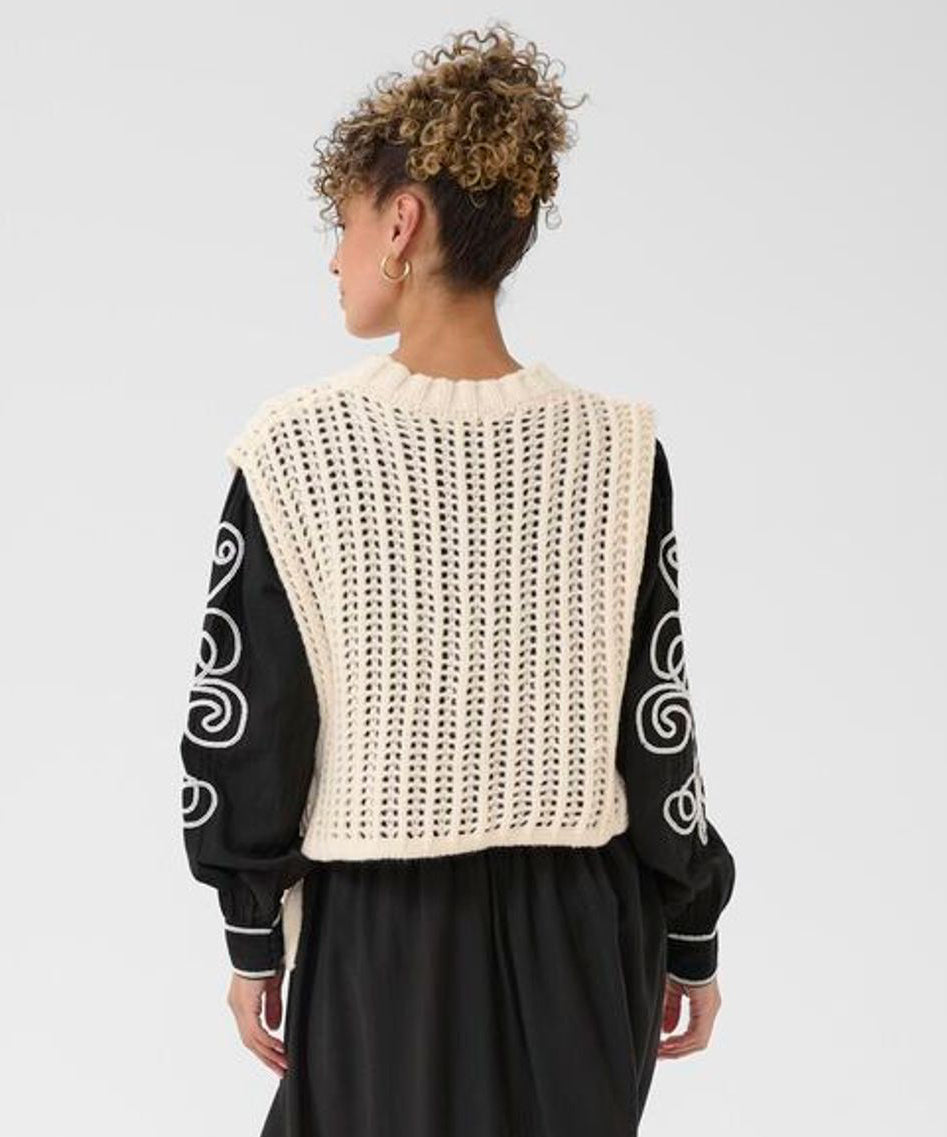 Grovstickad väst med knytband