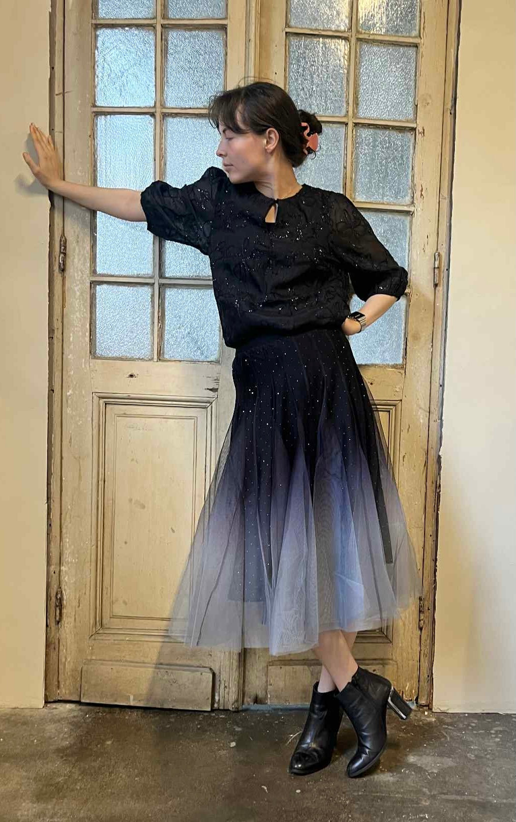 Vacker blus med glittriga blommor