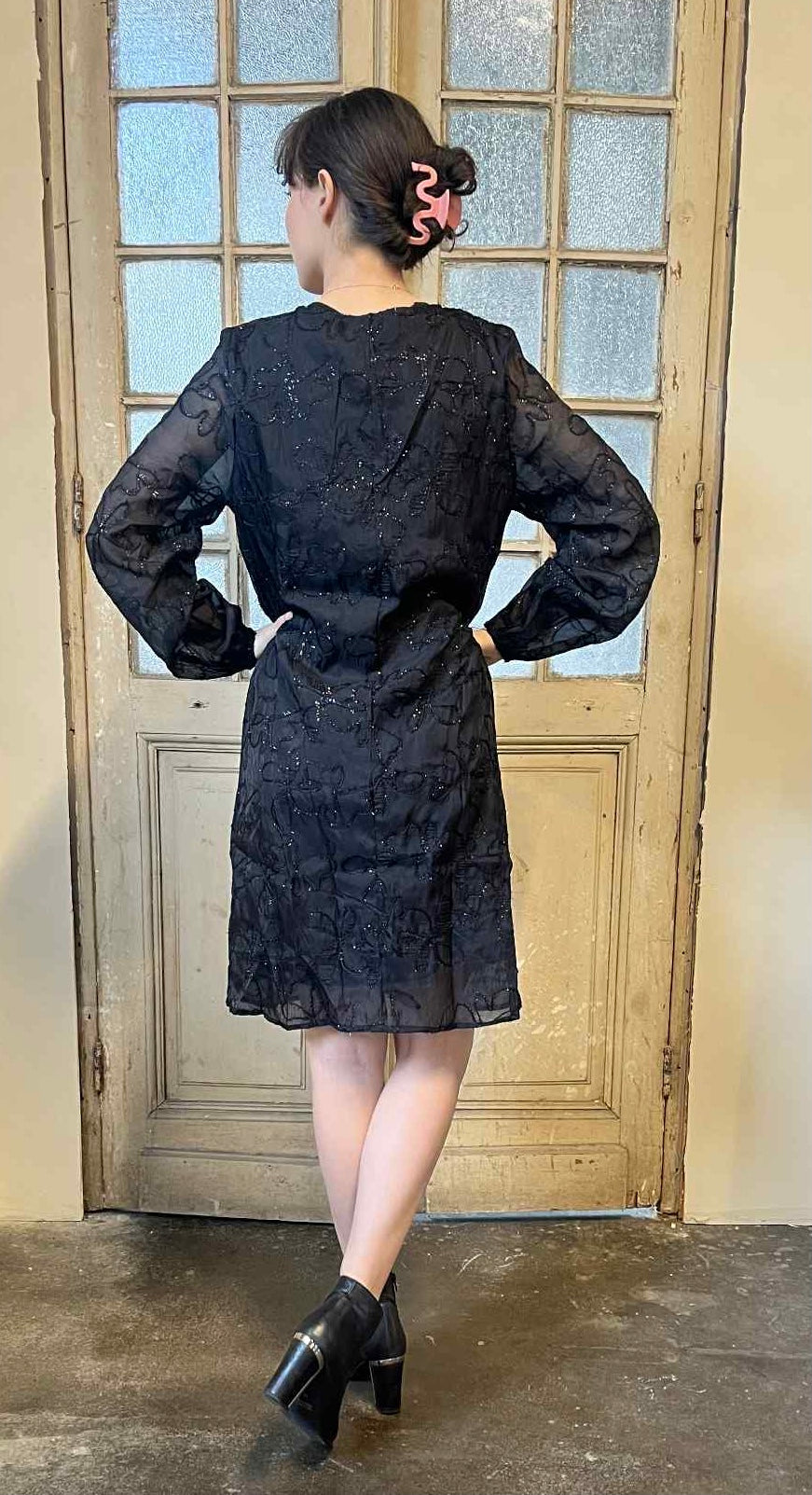 Festklänning med glittriga blommor