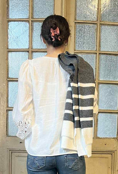 Vacker v-ringad spetsblus