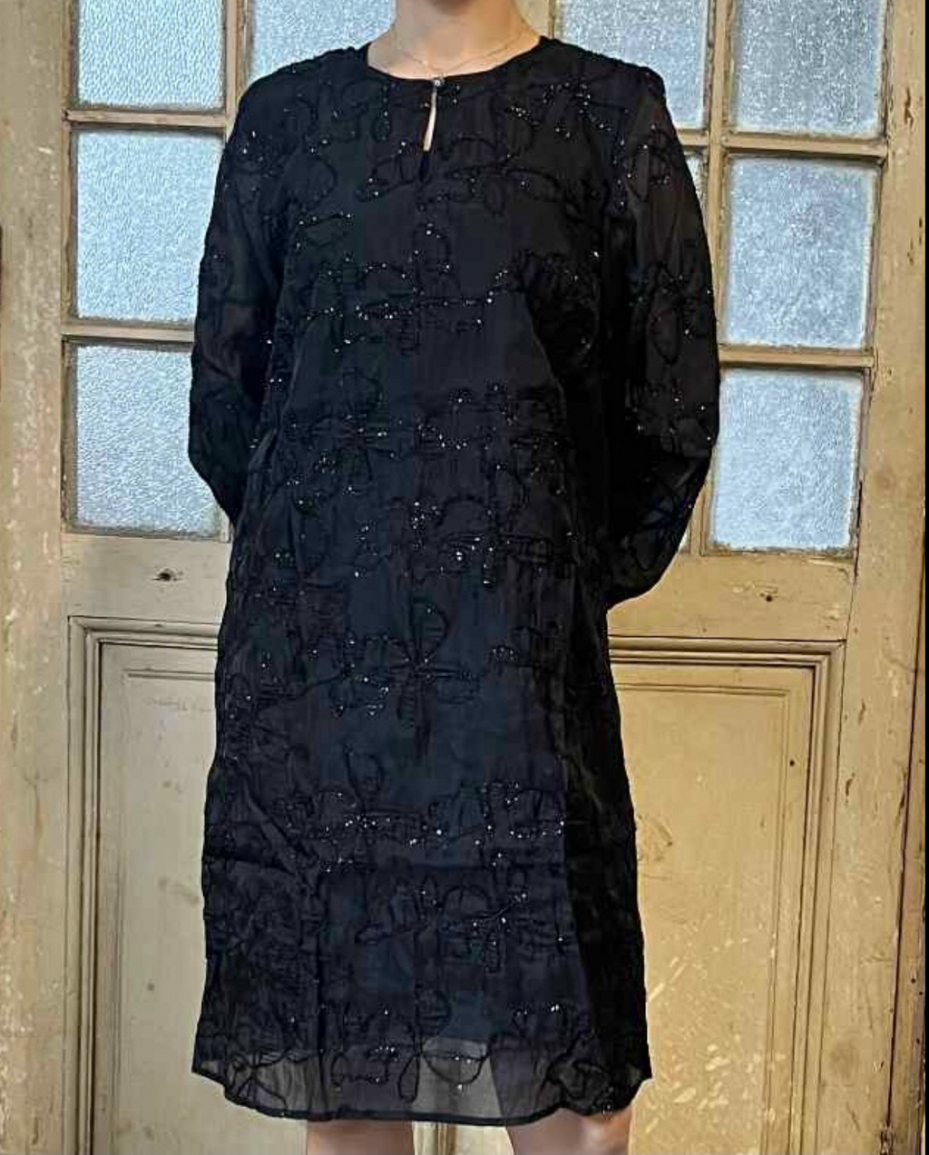 Festklänning med glittriga blommor