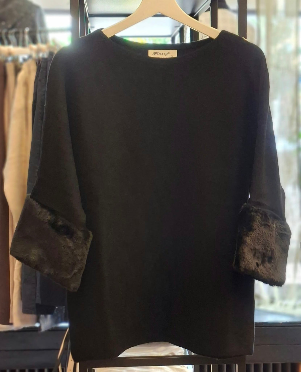 Stickad tröja med fuskpälsdetaljer - finns i 6 färger