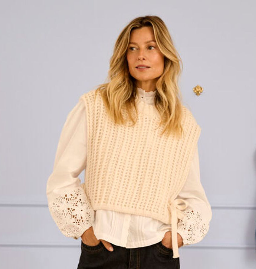 Grovstickad väst med knytband