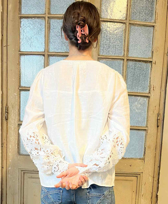 Vacker v-ringad spetsblus